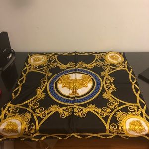 LA COUPE DES DIEUX PRINT FOULARD VERSACE SCARF